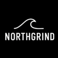NORTHGRIND weisses Logo mit Welle auf schwarzem Grund