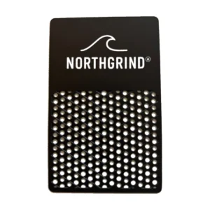 NORTHGRIND® Grinder Card Edelstahl schwarz, Vorderseite mit Logo und Lochung