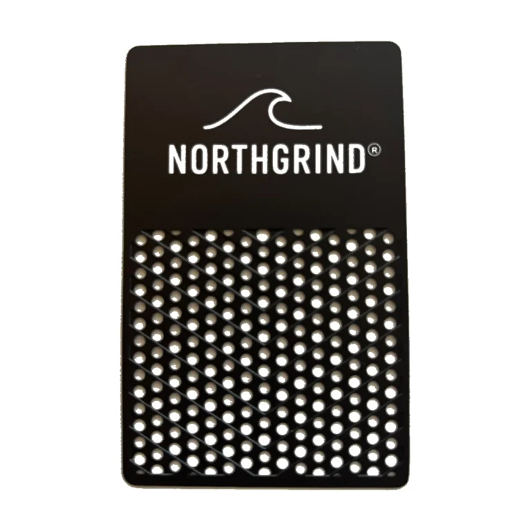 Grinder Card: How to use the flat stainless steel card NORTHGRIND® Grinder Card Edelstahl schwarz, Vorderseite mit Logo und Lochung