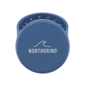 NORTHGRIND® Premium Keramik Ultra Grinder Baltrum Horizon Blue (Blau) – Deckel mit Logo